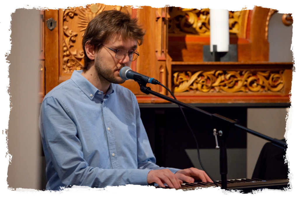 Philipp Jeschke sitzt an einem Keyboard in der Kirche und singt anlässlich einer Hochzeitsfeier